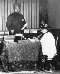 År 1887 anställde drottning Viktoria, också kejsarinna av Indien, Abdul Karim, muslim från Indien som kypare. Han blev snart ”munshi” och det påstods att han var spion för Muslimska patriotiska förbundet. Viktoria avvisade det som rasistiska fördomar.