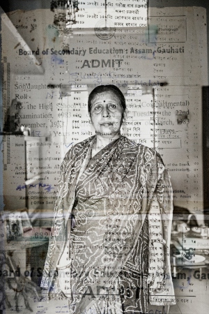 Suraj Kumi. Hennes släkt kommer ursprungligen från Bihar men har levt i regionen runt 100 år. Hon har kunnat uppvisa dokument för att bevisa det, men myndigheterna har blandat ihop hennes efternamn med hennes makes föräldrars efternamn och är därför inte med i medborgarregistret.