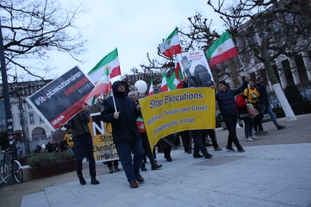Demonstration mot avrättningarna i Iran under världskongressen mot dödsstraff i Bryssel.