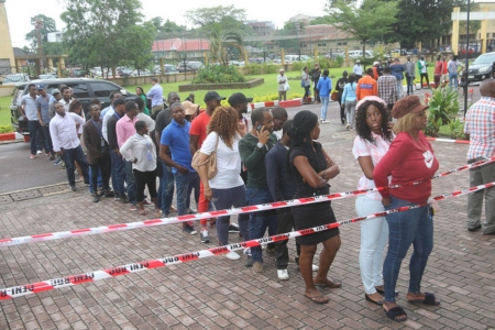 Kö utanför vallokal i huvudstaden Kinshasa.