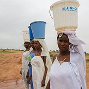  Unga kvinnor som flytt från Mali och som befinner sig i flyktingläger i Ouagadougou i Burkina Faso. 