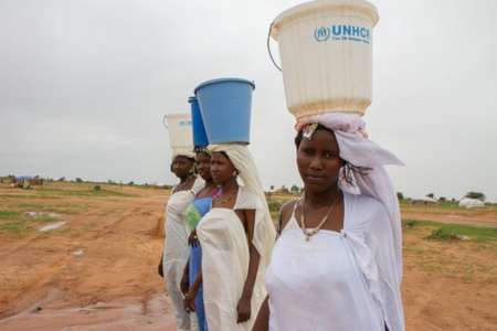  Unga kvinnor som flytt från Mali och som befinner sig i flyktingläger i Ouagadougou i Burkina Faso. 