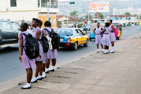 Flickor i skoluniform på väg till skolan i huvudstaden Freetown.