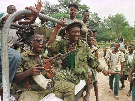 Soldater från RUF i utkanten av huvudstaden Freetown den 10 juni 1997.