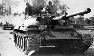 Indiska stridsvagnar på väg mot Dhaka 1971.