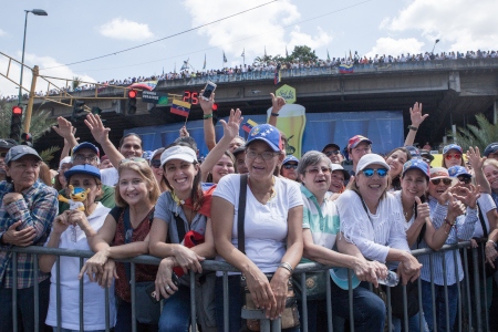 Demonstrationer för och mot president Nicolas Maduro har varit talrika i Venezuela sedan 20 januari. Här oppositionsanhängare i Caracas 2 februari.