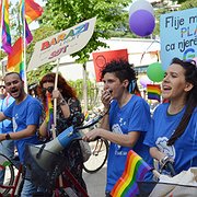 Xheni Karaj och Kristi Pinderi i Pridetåget i Tirana år 2017. 