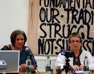 Gita Sahgal (till vänster) på möte med Women against Fundamentalism.