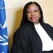 Inte välkommen. ICC:s chefsåklagare Fatou Bensouda har fått sitt inresevisum till USA indraget. Därmed kan hon inte rapportera till FN.