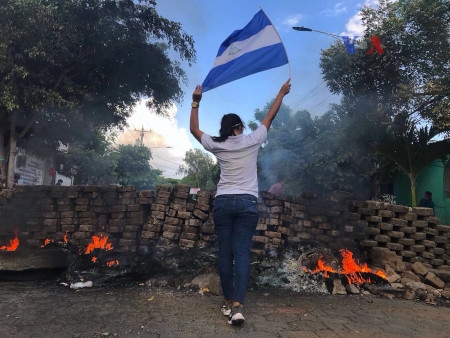 Demonstrant vid barrikader i huvudstaden Managua den 20 april 2018.