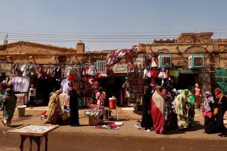 Marknaden i Omdurman, granne med Khartoum. Sudans ekonomi har försämrats de senaste åren och höjda priser på bröd utlöste de första demonstrationerna den 19 december 2018. 