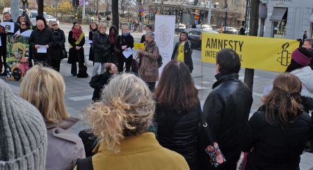  Den 27 mars arrangerade Amnesty International och svenska PEN en manifestation på Norrmalmstorg i Stockholm för att kräva att Nasrin Sotoudeh friges från fängelse i Iran. Bland de många talarna fanns Andrea Bodekull från Amnesty.
