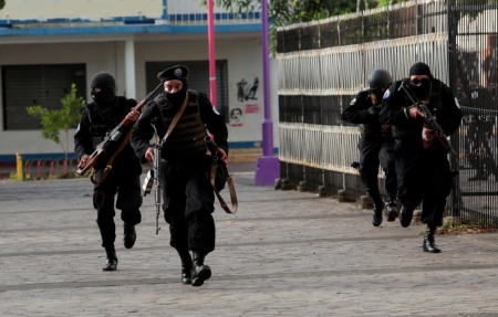 Polis i Managua 30 juni med automatkarbiner och Dragunov-gevär.