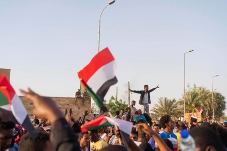  Demonstranter utanför militärens högkvarter i Khartoum 8 april 2019.