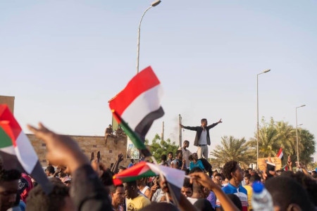Demonstranter utanför militärens högkvarter i Khartoum 8 april 2019.
