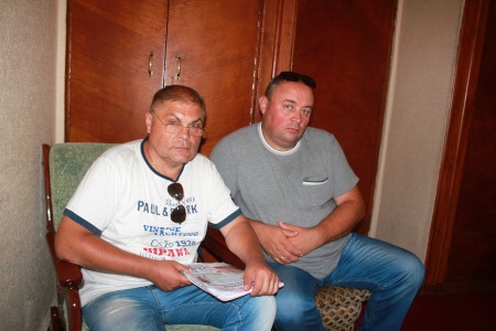 Mazurenco Alofander och Petru Mustea var vice borgmästare respektive borgmästare i städer när  Jevgenij Sjevtjuk var president 2012 - 2016. När Vadim Krasnoselsky kom till makten 2017 åtalades för en rad brott, som de menar är påhittade. De lever nu, liksom ex-presidenten, i exil i  Moldavien.