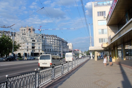 Centrala Tiraspol är häpnadsväckande tomt på människor.