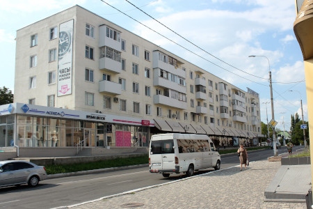 I centrala Tiraspol är gatorna exemplariskt rena och parkerna välskötta, men människorna är lätträknade.