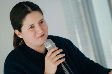 Vitalina Koval talar under en utbildning i Amnesty Ukraina.