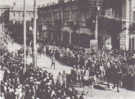 Röda armén tågar in i Jerevan 1920 och Armenien blir en del av Sovjetunionen.