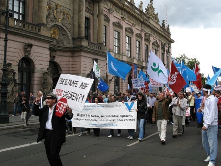 Demonstration i Berlin 10 juli 2009 för uigurernas rättigheter. Sommaren 2009 utbröt våldsamma sammanstötningar mellan uigurer och hankineser i Ürümqi, Xinjiangs huvudstad. 