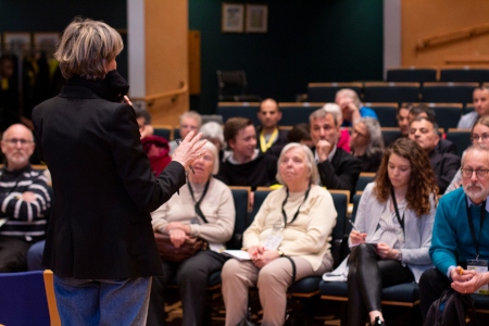 Amnestys medlemmar har fått svara på en enkät enligt metoden jämlikhetsdata. Här årsmötesdeltagare på ett seminarium.