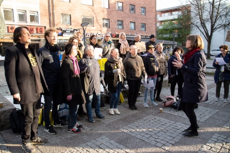 Amnestykören sjunger ”Freedom is coming” av Anders Nyberg på Södermalmstorg i Gävle.