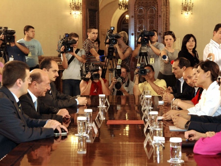 Rumäniens president Traian Băsescu (till vänster) håller möte i juni 2008 med representanter för sex romska organisationer för att diskutera utbildningsmöjligheter för romer i Rumänien. Trots EU-bidrag kritiseras Rumänien för fortsatt diskriminering av romer.