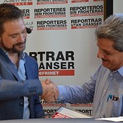 Ismael Bojórquez Perea tar emot pressfrihetspriset 2019 från Reportrar utan gränsers ordförande Erik Halkjaer. 