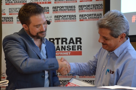 Ismael Bojórquez Perea tar emot pressfrihetspriset 2019 från Reportrar utan gränsers ordförande Erik Halkjaer. 