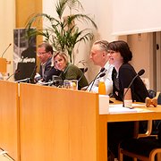  Lars Beckman (M), moderator Johanna Westeson, Jörgen Edsvik (S) och Therese Metz (MP) debatterade tiggeriförbud på Amnestys årsmöte. 