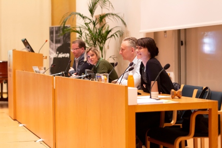  Lars Beckman (M), moderator Johanna Westeson, Jörgen Edsvik (S) och Therese Metz (MP) debatterade tiggeriförbud på Amnestys årsmöte. 