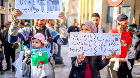 Demonstration i Mostaganem den 29 mars, några dagar innan president Abdelaziz Bouteflika avgick.
