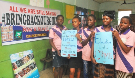  Kidnappningen av skolflickorna i Chibok år 2014 väckte avsky runt om i världen. Här ett möte i Lagos på ettårsdagen av bortförandet.