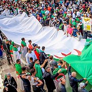 Den algeriska flaggan vid en demonstration i Mostaganem. Demonstrationer har pågått över hela Algeriet sedan 22 februari.