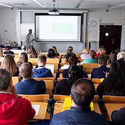 Yonnas Seyoum presenterar medlemsenkäten under årsmötet.