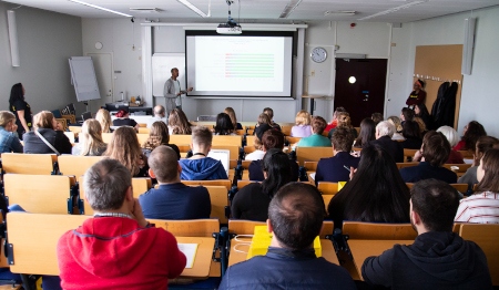 Yonnas Seyoum presenterar medlemsenkäten under årsmötet.