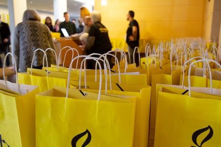 Över 200 röstberättigade Amnestymedlemmar har samlats på Högskolan i Gävle.