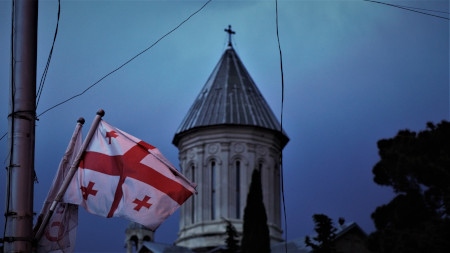 Familjemarschen i Tbilisi backas upp av kyrkan.