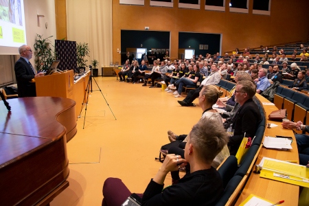 Landshövding Per Bill välkomnade Amnestys årsmöte till Gävle.