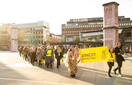 Hur homogen är Amnesty som organisation? Här manifesterar årsmötesdeltagare i Gävle.