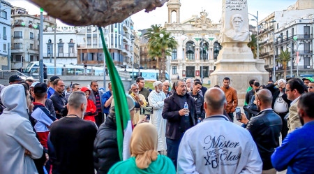 Samling på ett torg i Oran där ordet är fritt. Nu vågar algerier diskuterar den nya framtiden utanför president Bouteflika.