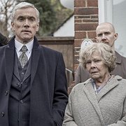 Sonen Nick (Ben Miles) och Joan Stanley (Judi Dench) konfronterar pressen.