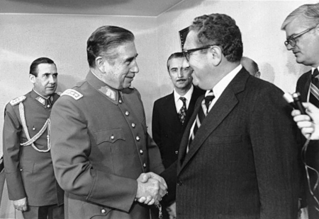Utrikesminister Henry Kissinger (till höger) i möte med Chiles president Augusto Pinochet 1976. Pinochet tog makten i en militärkupp 11 september 1973.