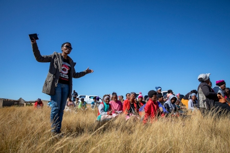 Nonhle Mbuthuma talar vid ett möte Amadiba Crisis Comittee arrangerat i byn Xolobeni 8 augusti 2018.