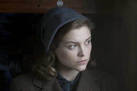 Sophie Cookson spelar den unga Joan Stanley i ”Red Joan”.