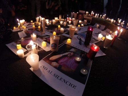 Journalisten Javier Valdez Cárdenas mördades 15 maj 2017. Han hade fått flera internationella priser för sin bevakning av narkotikahandeln i Mexiko och mordet fördömdes av FN och EU. Här en demonstration i Mexico City den 16 maj 2017, dagen efter mordet.