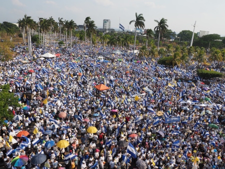 Under de första månaderna av konflikten i Nicaragua under våren 2018 var befolkningen på gatorna i historiskt stora protester. Nu har alla protester mot styret förbjudits och man kan fängslas eller dödas om man bär motståndets viktigaste symbol, den nicaraguanska flaggan.