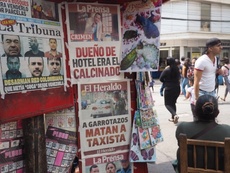 Löpsedlarna i Honduras skvallrar om det extrema våldet i landet. 