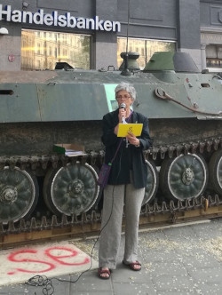 Andrea Bodekull från svenska Amnesty håller tal på Sveavägen i Stockholm den 4 juni 2019.